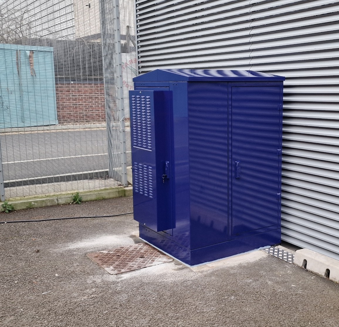 CyrusOne Blue outdoor cab closed 1